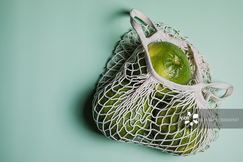 可重复使用网袋中的新鲜青葡萄柚图片素材