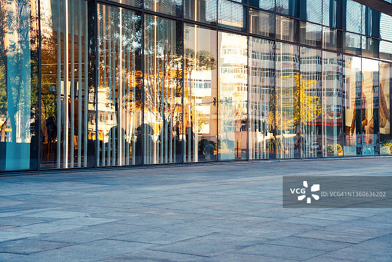 办公楼外的空旷广场图片素材