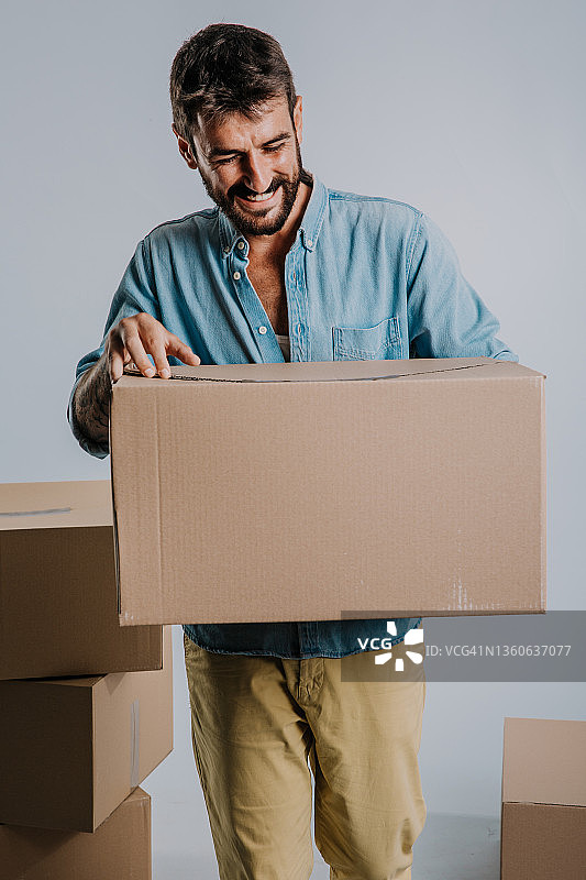 纸板箱打包图片素材