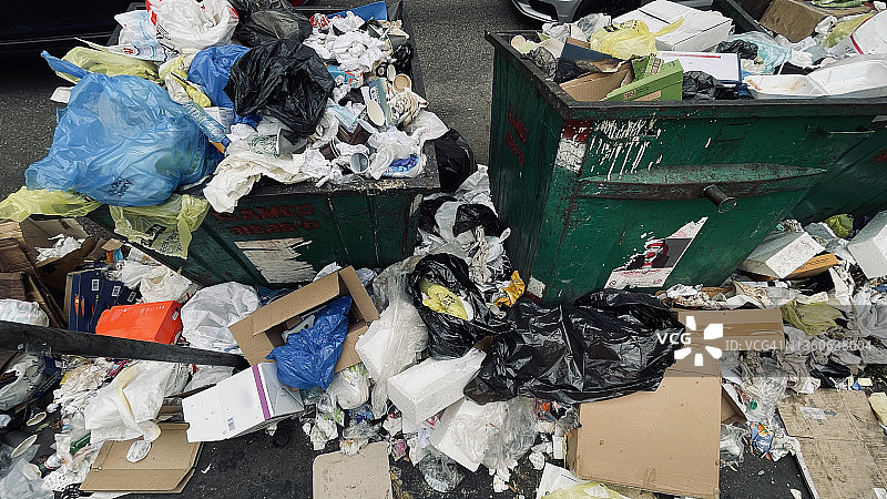 街道旁的垃圾堆图片素材