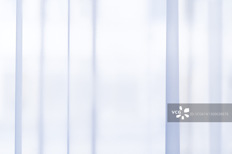 浅蓝色褶皱透明窗帘透过的光线图片素材