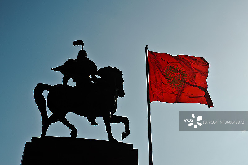 玛纳斯雕像+吉尔吉斯斯坦国旗（吉尔吉斯斯坦）图片素材