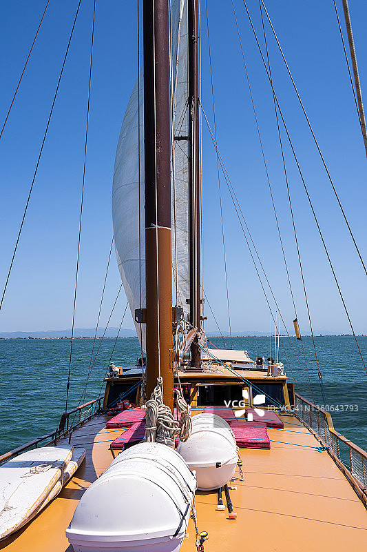 漂浮在海面上的帆船甲板和船帆竖版照片图片素材