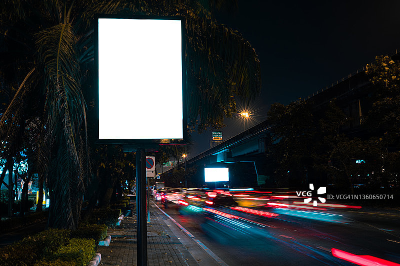 夜晚城市街道上的空白广告牌，户外广告图片素材