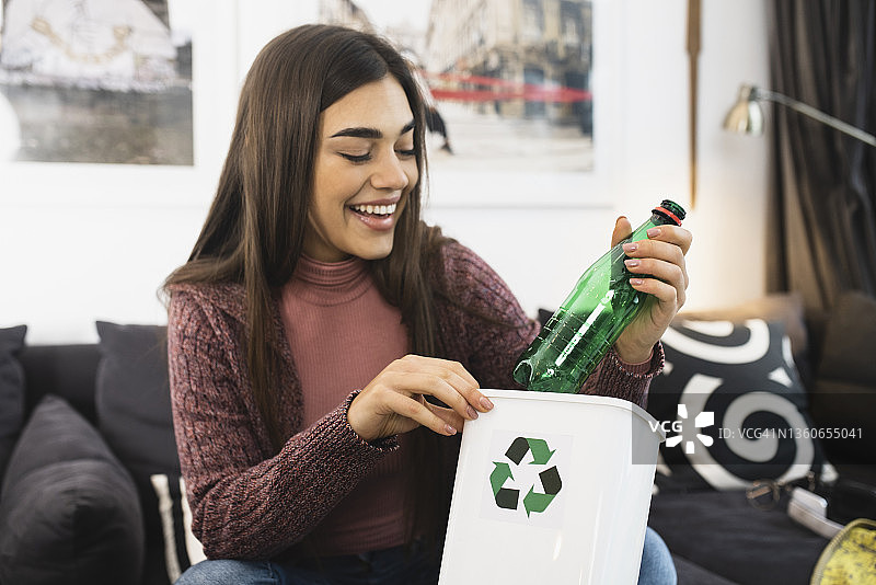 快乐女孩在家回收垃圾图片素材