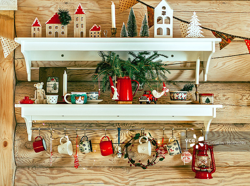 木屋背景上的圣诞装饰白色置物架，厨房红绿圣诞装饰图片素材