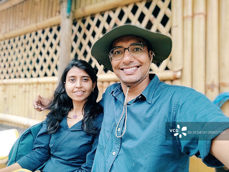 一个成熟的旅行者夫妇的自画像图片素材