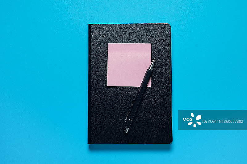 蓝色背景上的粉色便签纸信息提示图片素材