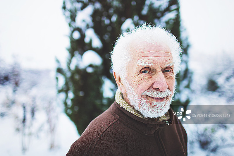 雪地里友善的老年男人肖像图片素材