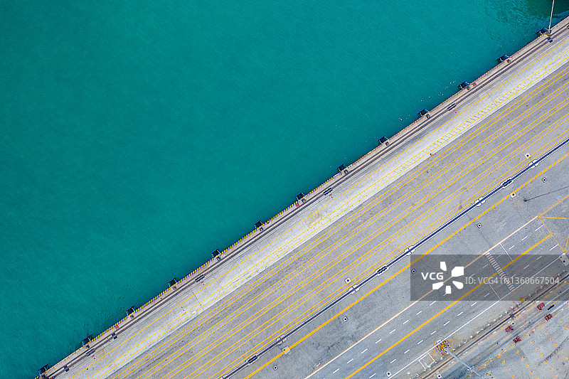 泊位上空无一人道路的航拍景色图片素材