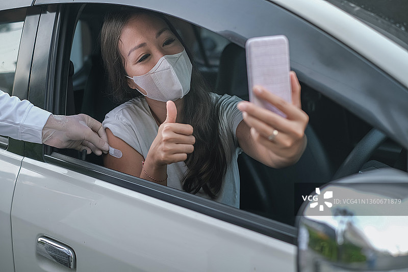 在流动诊所完成疫苗接种后自拍的东南亚女性图片素材