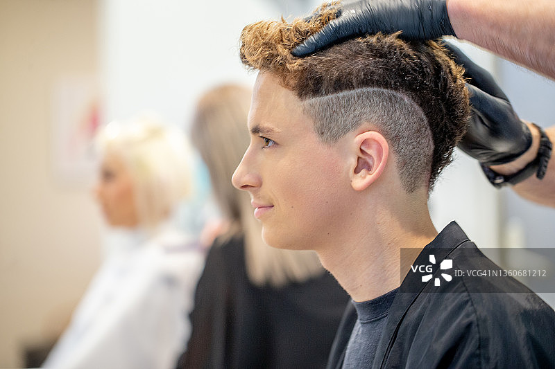 在美发沙龙的青少年男孩图片素材