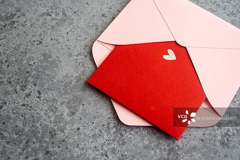 粉色信封与红色明信片特写，情人节贺卡，顶部视角图片素材
