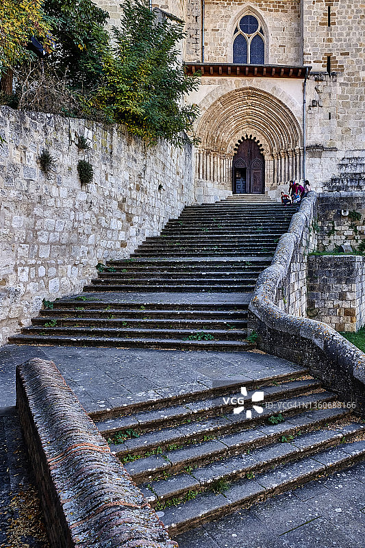西班牙埃斯特利亚的圣佩德罗德拉鲁阿教堂图片素材