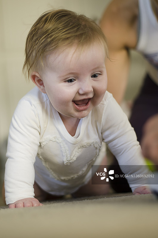 宝宝学爬行图片素材