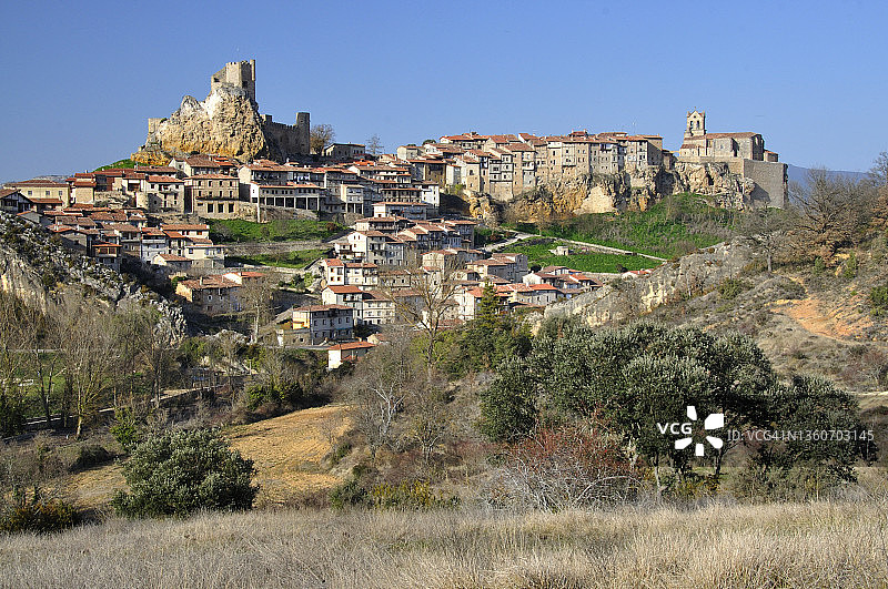 从城堡和教堂尽头俯瞰弗里亚斯小镇景色图片素材