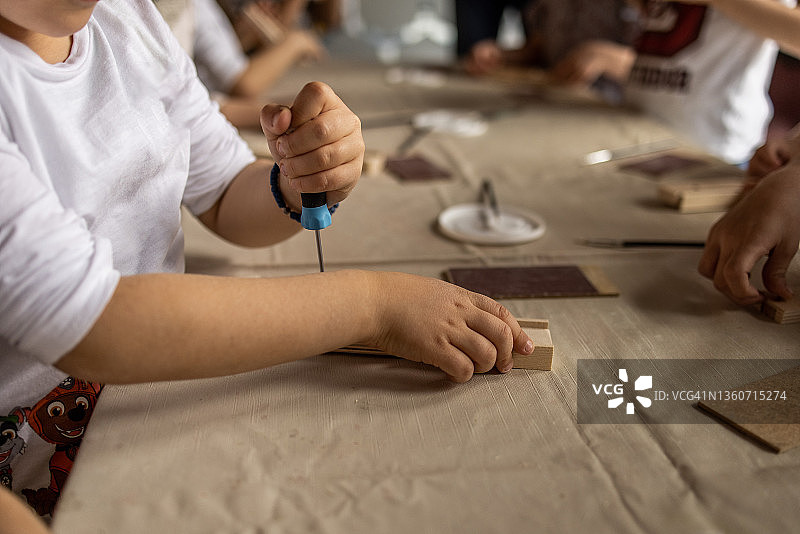 小学生用木块制作学校项目图片素材
