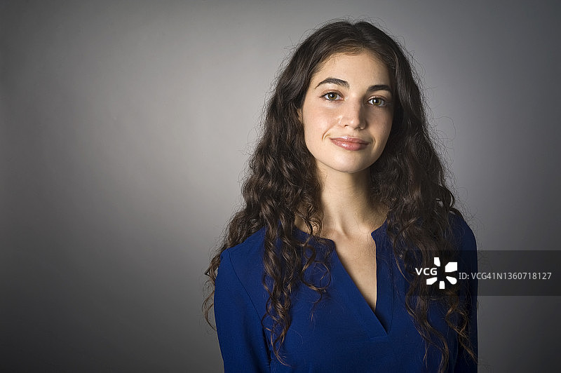 年轻的白人女性棚拍写真图片素材