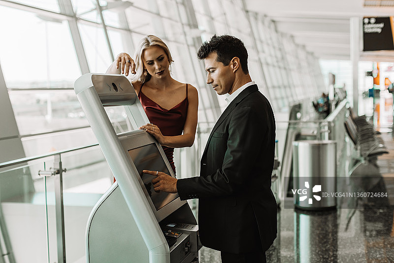 情侣办理登机手续准备出发图片素材