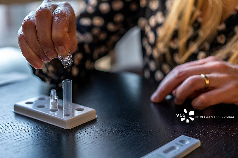 女子进行新冠病毒快速检测。图片素材