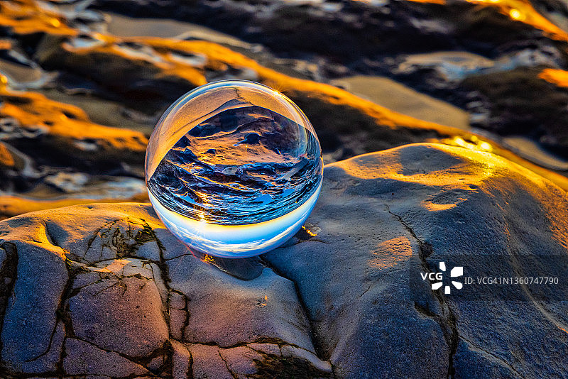 水晶球里的贝壳沙滩图片素材