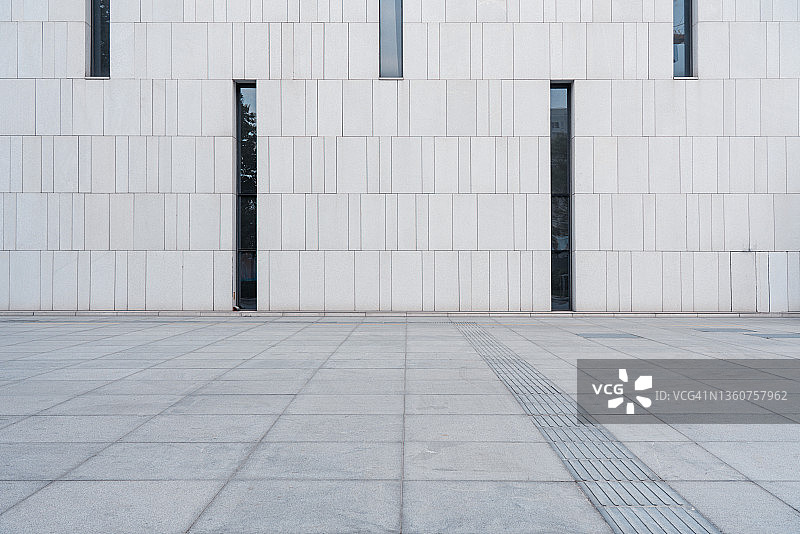 办公楼外的空地图片素材