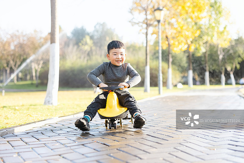 乘坐摇摆车的亚洲儿童图片素材