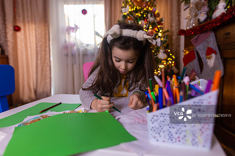 创意女孩进行艺术创作图片素材