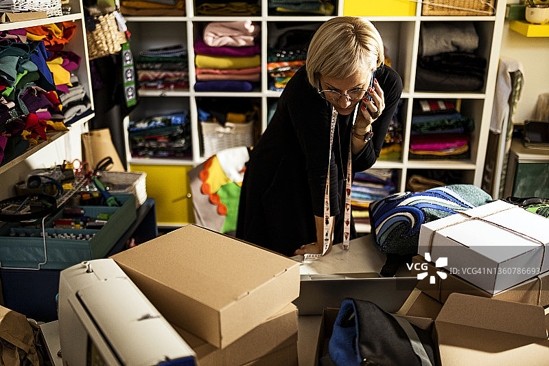 检查客户订单并进行电话确认图片素材