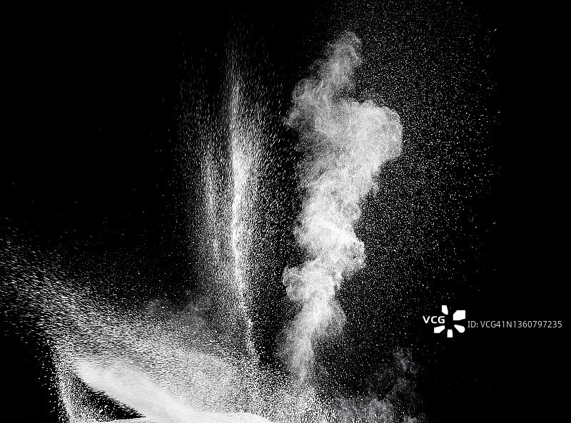 黑色背景上由灰尘和烟雾爆炸产生的冲击波图片素材