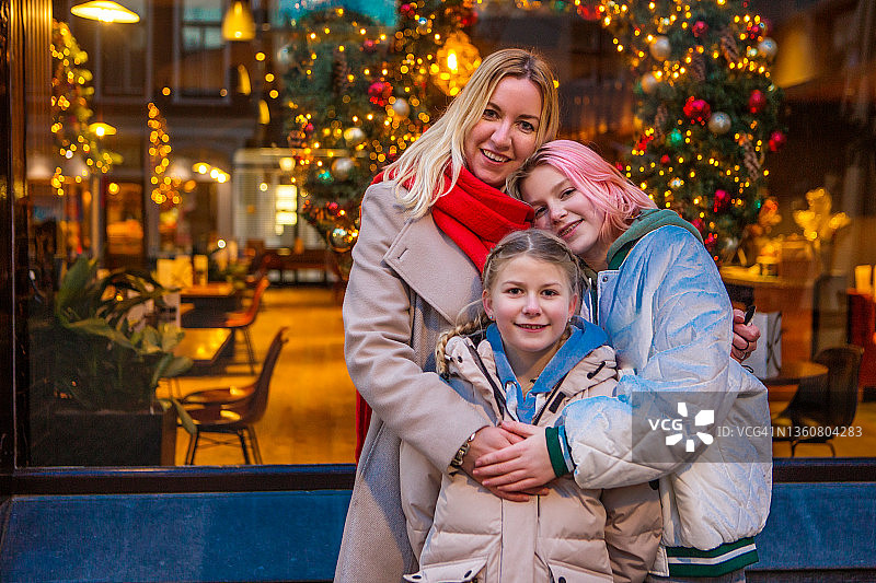 在荷兰过圣诞节的幸福家庭图片素材