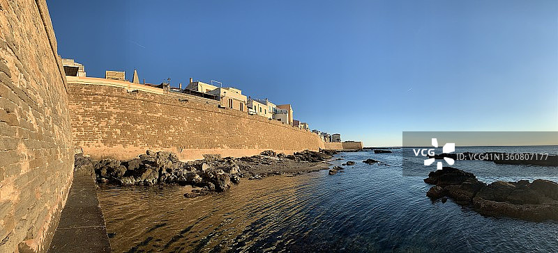 意大利撒丁岛阿尔盖罗的海滨堡垒景观图片素材