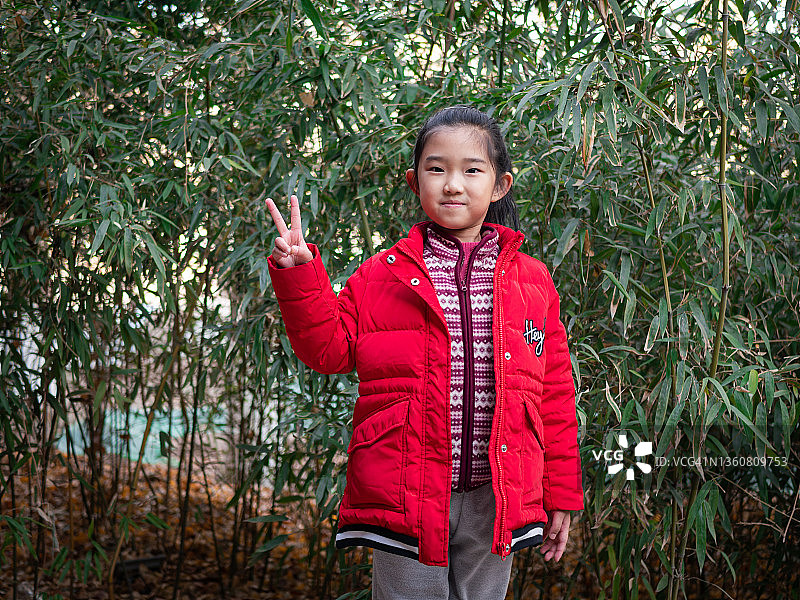 竹林里的女孩图片素材