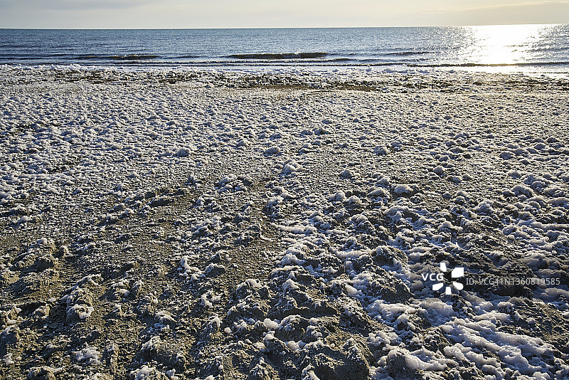 乌兹别克斯坦咸海日落时分的海岸特写图片素材