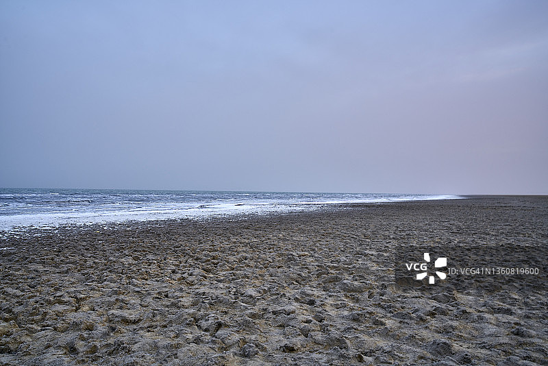 乌兹别克斯坦咸海日落时分的海岸特写图片素材