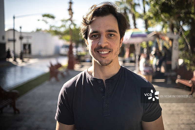 户外快乐的男人 портрет.图片素材