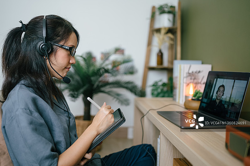 亚洲自由职业者居家使用笔记本电脑的职场女性图片素材