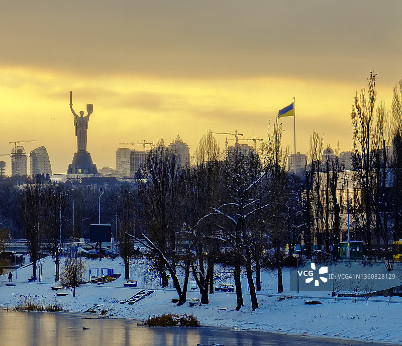 祖国母亲纪念碑冬季城市夜景图片素材