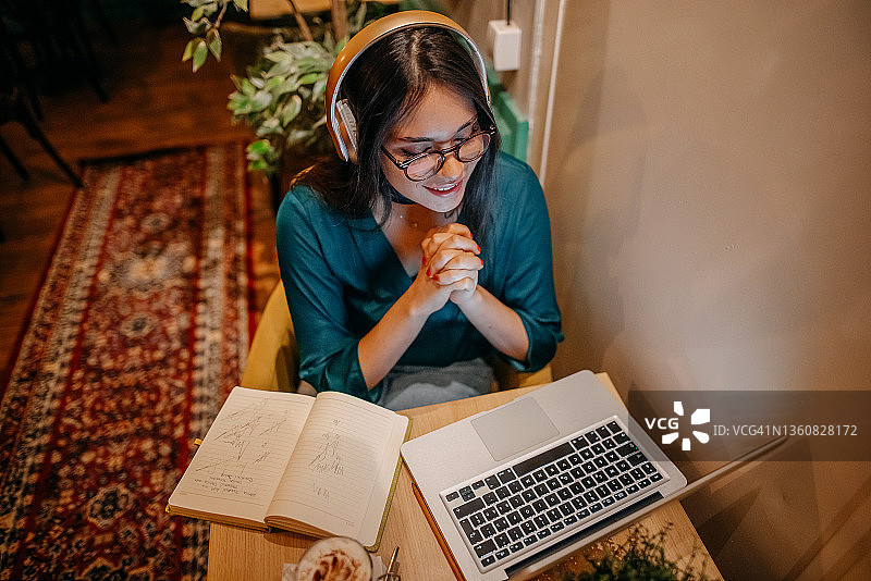 在咖啡馆参加虚拟会议的商务女人图片素材