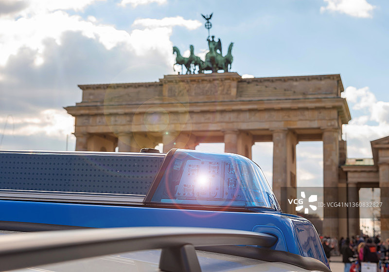 勃兰登堡门前的警车（德国柏林）图片素材