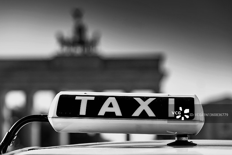 背景为勃兰登堡门的出租车标志（德国柏林）图片素材