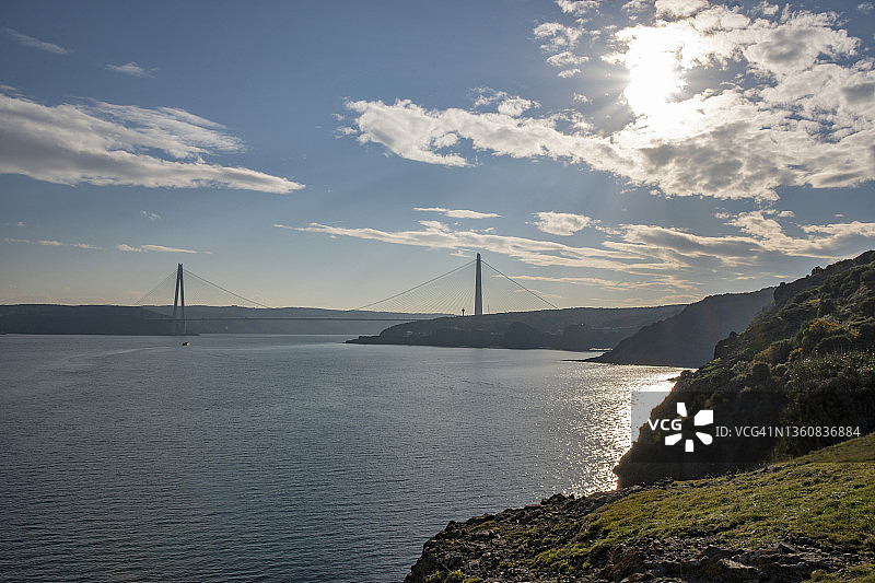 土耳其伊斯坦布尔萨里耶尔区的亚武兹苏丹塞利姆大桥图片素材