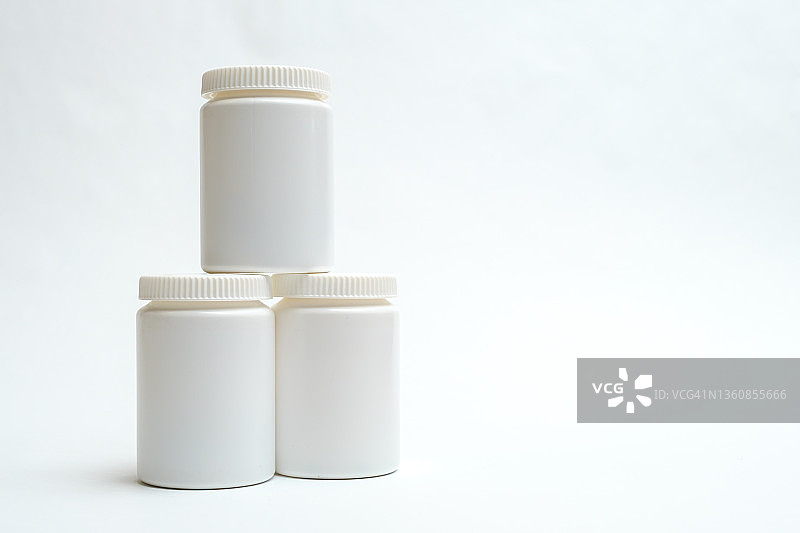 三个白色药盒堆叠在一起图片素材