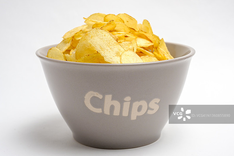 装有薯片的灰色碗，白色背景隔离图片素材