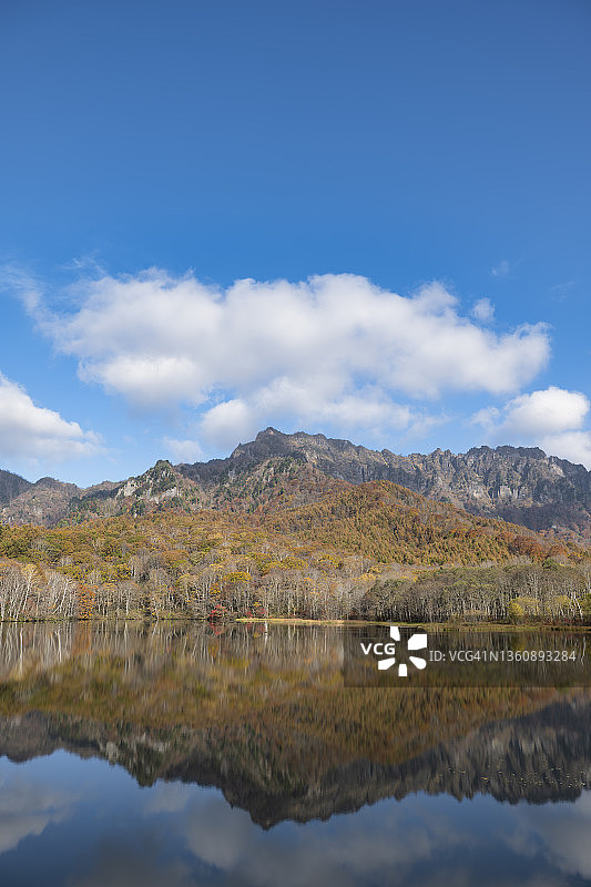 秋天户隐连峰倒映在长野县户隐镜池中的景色图片素材