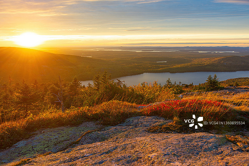 美国新英格兰阿卡迪亚国家公园凯迪拉克山的蓝山观景台的秋日日落图片素材