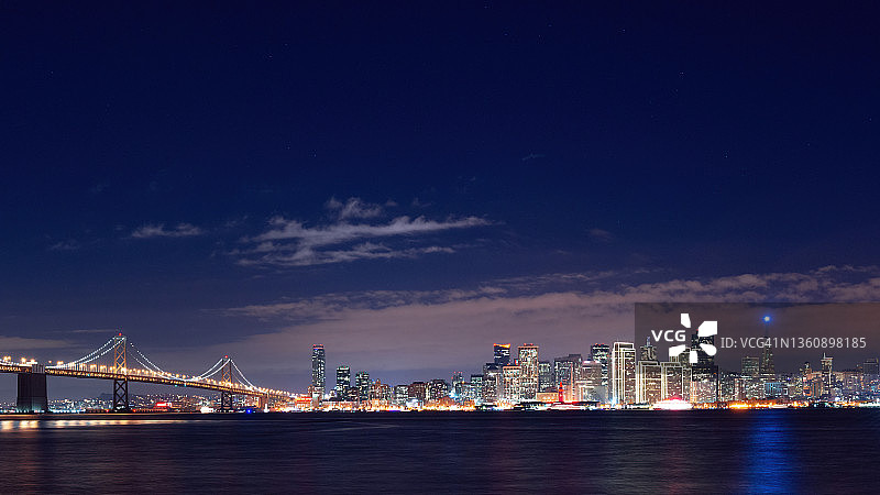美国加利福尼亚州旧金山市中心和海湾大桥夜景图片素材
