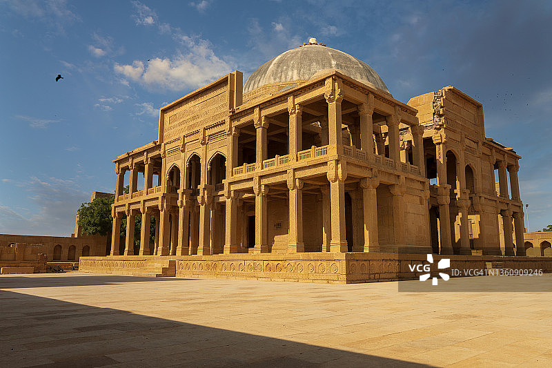 马克力墓地中拥有数百年历史的伊萨·汗·塔尔汗二世陵墓图片素材