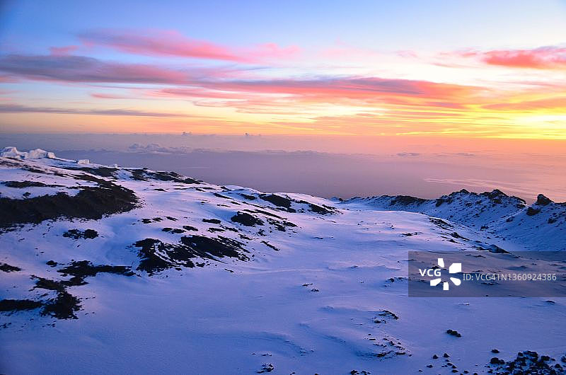 非洲之巅：坦桑尼亚乞力马扎罗乌呼鲁峰上的美丽日出，坦桑尼亚徒步旅行探险图片素材