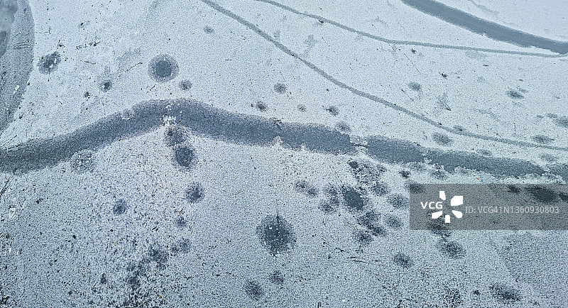 带有冰圈和水道的冰冻河流图片素材